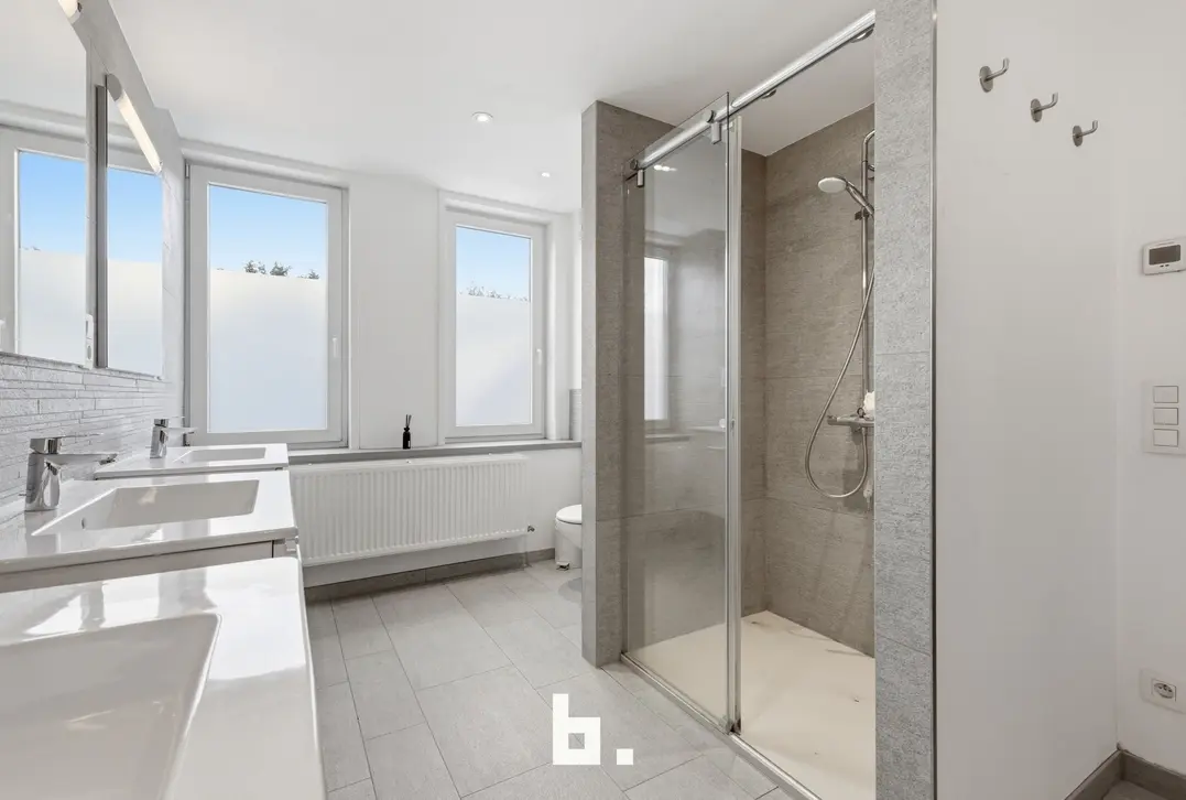 Uitzonderlijk ruime woning met opbrengsteigendom en multifunctionele ruimtes - Kortrijk