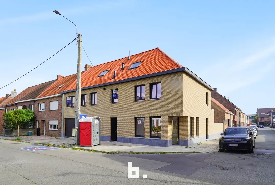 Ruime gerenoveerde hoekwoning - Eernegem