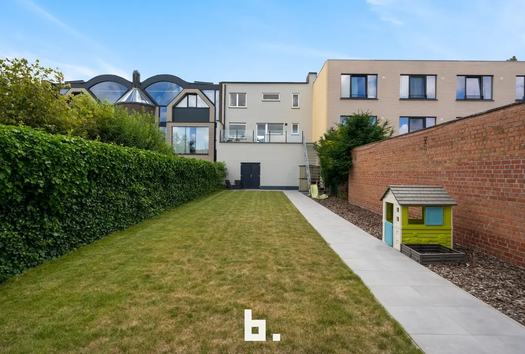 Instapklare woning met ruime loods - Sint-Kruis