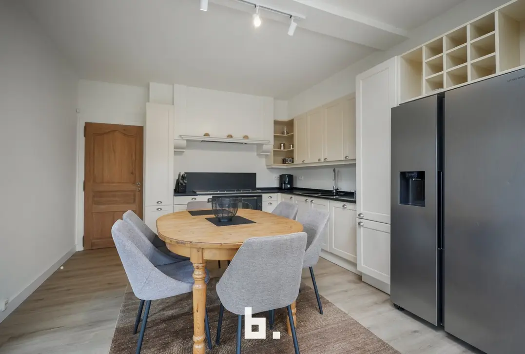 Ruime halfopen bebouwing met 4 slaapkamers, oprit en dubbele garage. - Wevelgem