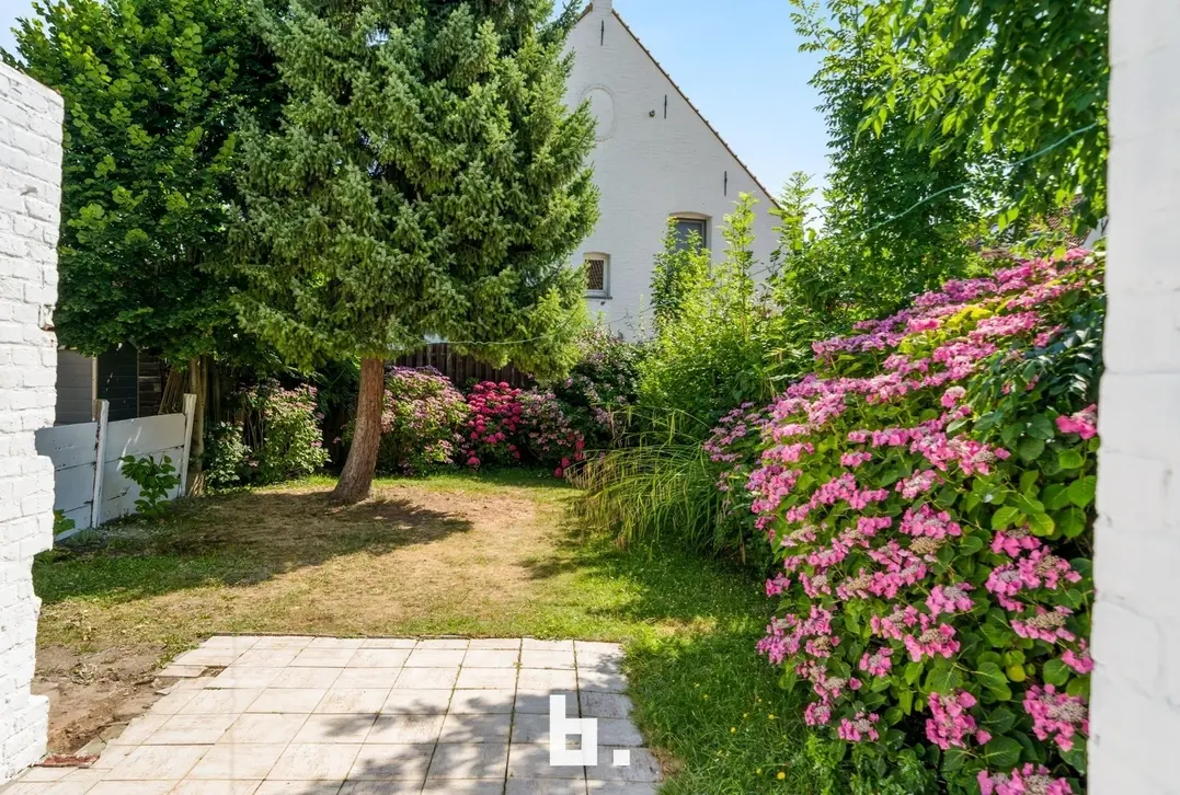Karaktervolle halfopen gezinswoning met 3 slaapkamers, garage en zonnige tuin te Brugge - Brugge