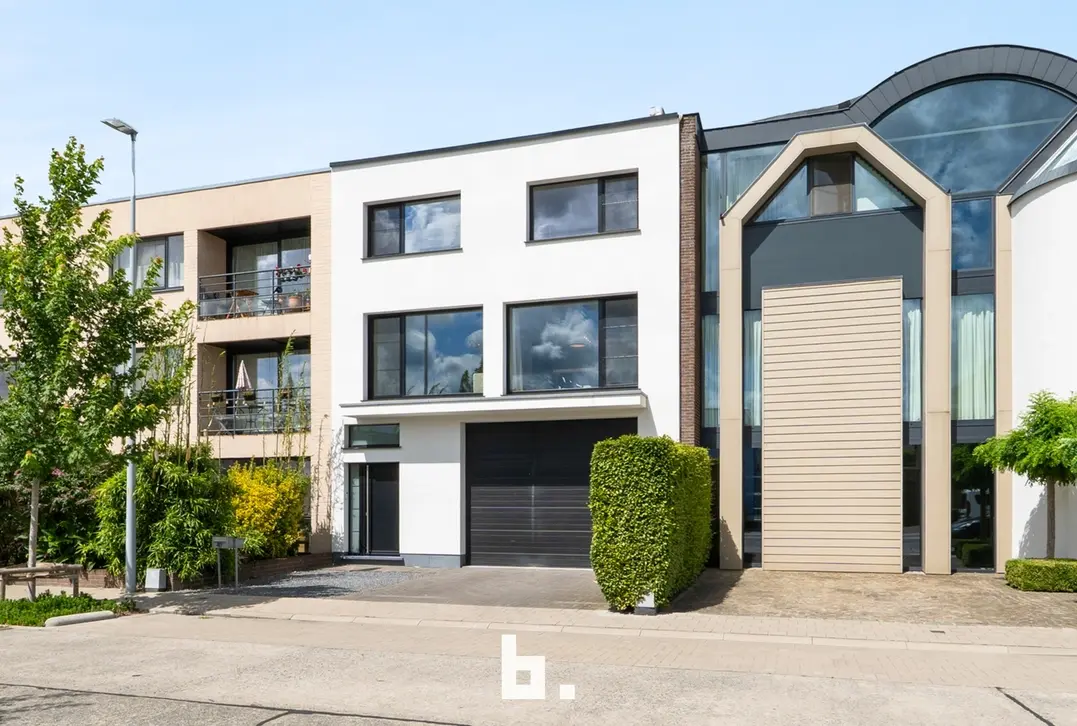 Instapklare woning met ruime loods - Sint-Kruis