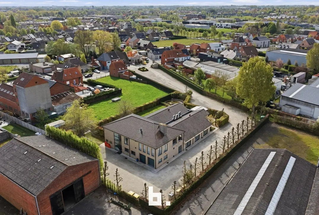 Unieke combinatie: Feestzaal met ruim appartement en grote parking te koop te Izegem! - Izegem
