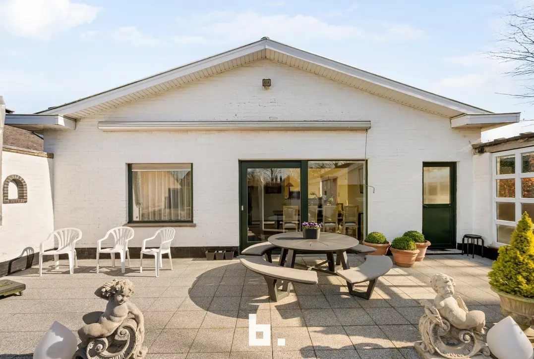 Mooie laagbouwvilla met zonnige tuin, dubbele garage en bijgebouw - Jabbeke