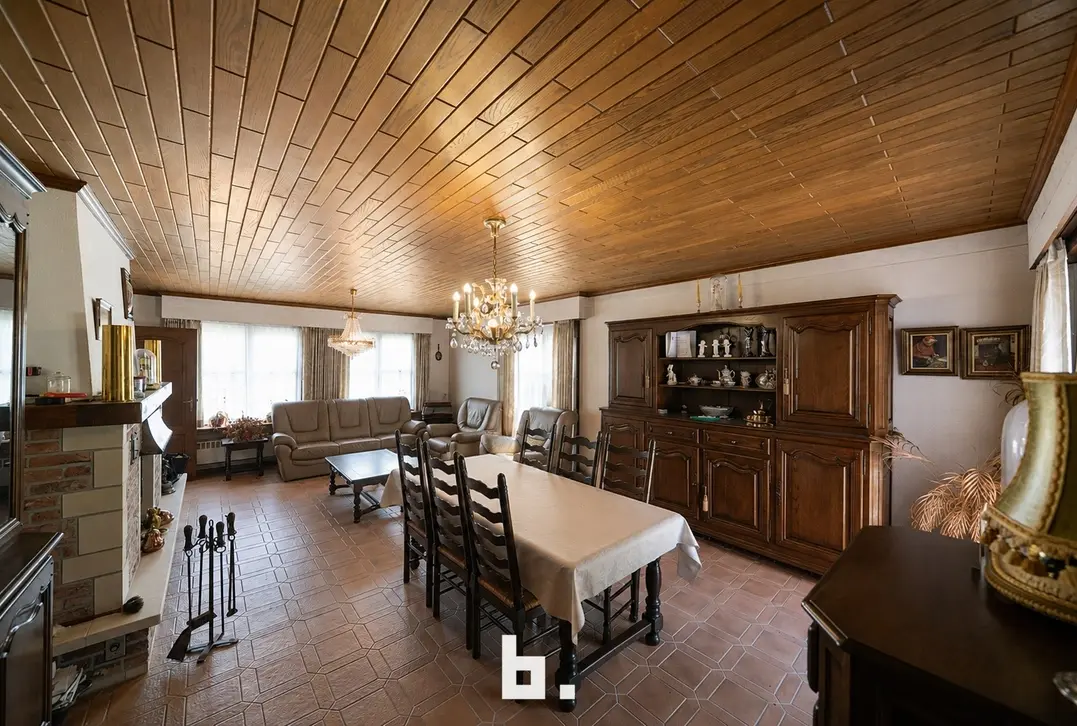 Oedelem licht op te frissen villa met veel volume en uitbreidingsmogelijkheid in het dak  - Oedelem