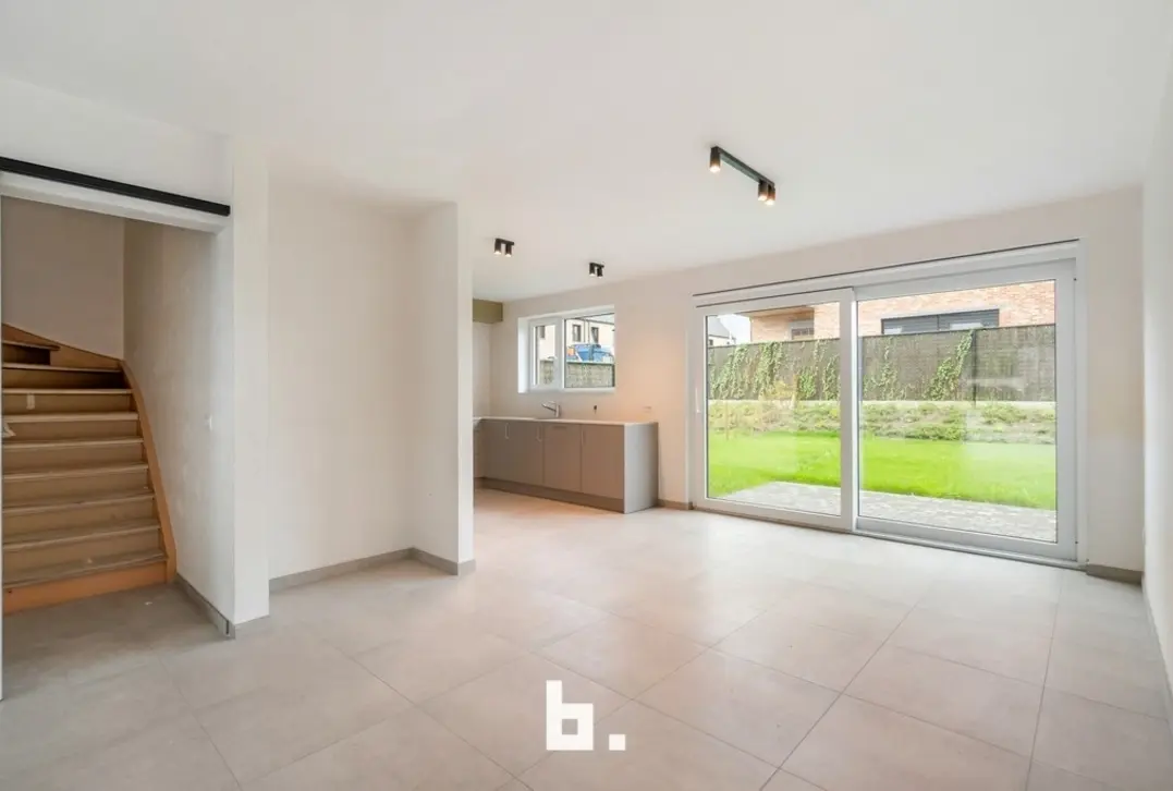 Ruime nieuwbouwwoning met 4 slaapkamers, garage en mooi afgewerkte tuin - Roeselare