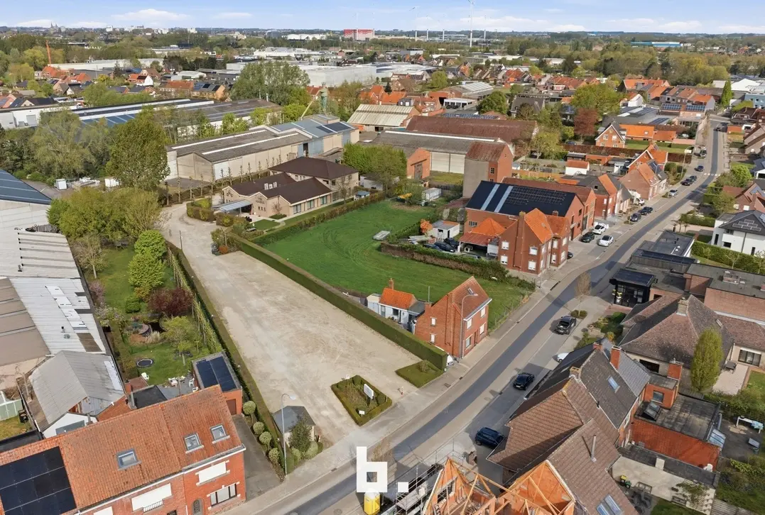 Unieke combinatie: Feestzaal met ruim appartement en grote parking te koop te Izegem! - Izegem