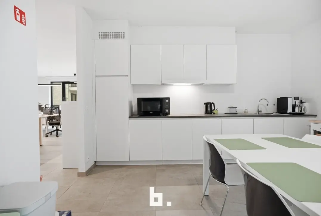Instapklaar en lichtrijk handelspand van ca. 252 m² op strategische topligging in Rumbeke - Roeselare