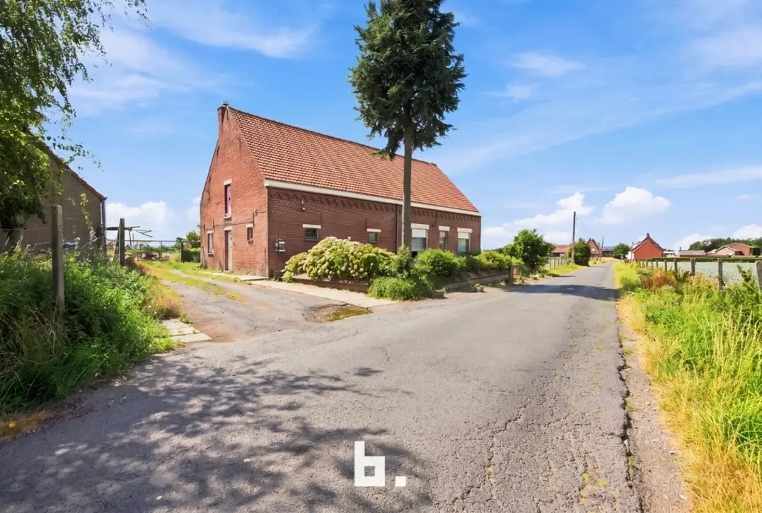 Prachtig gelegen hoeve met bijgebouwen op circa 1,85 hectare - Staden