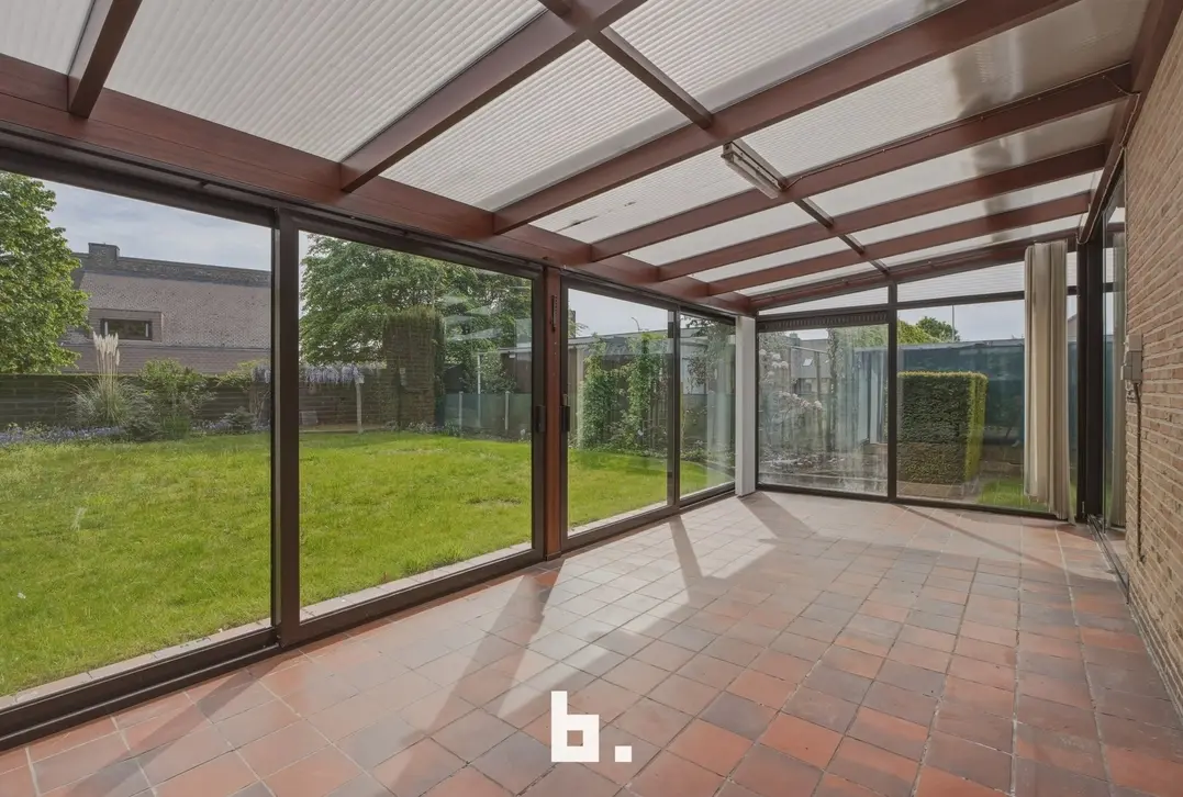 Ruime gelijkvloerse villa op 757 m² met dubbele garage en zonnige tuin - Roeselare