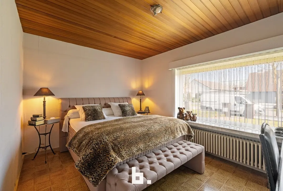 Mooie laagbouwvilla met zonnige tuin, dubbele garage en bijgebouw - Jabbeke