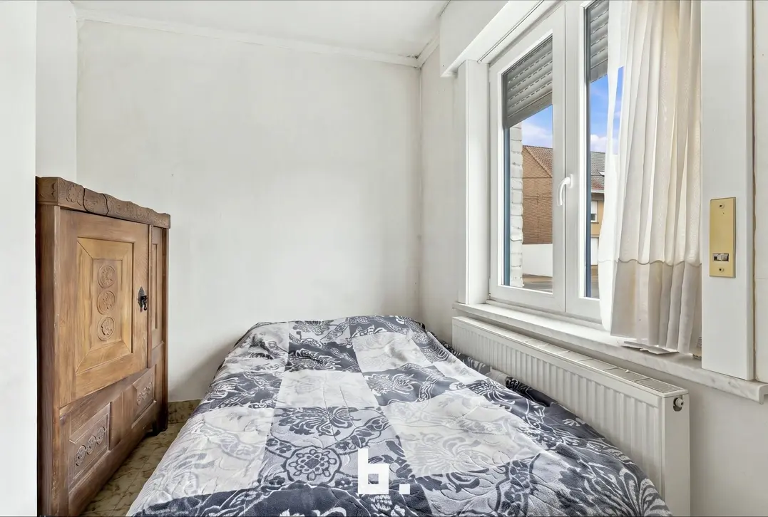 Halfopen woning met 3 slaapkamers, garage en 5 extra garages nabij het Sterrebos - Roeselare