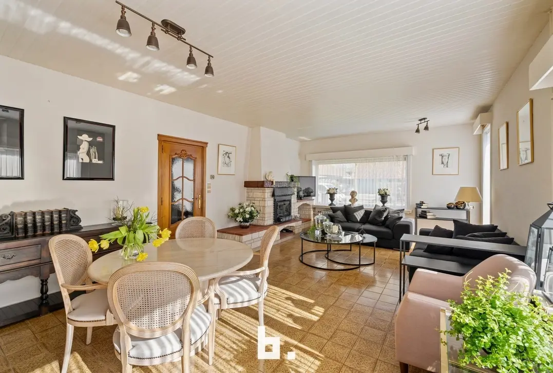 Mooie laagbouwvilla met zonnige tuin, dubbele garage en bijgebouw - Jabbeke