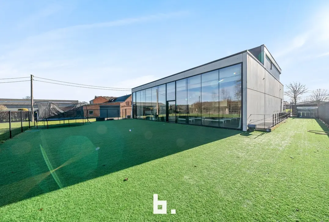 vlot bereikbaar comm gebouw met private tuin  - Zedelgem