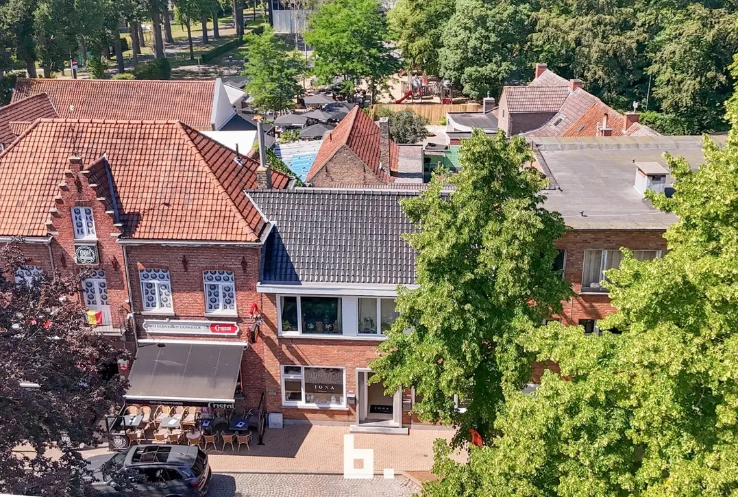 Opbrengsteigendom bestaande uit appartement en handels gelijkvloers. - Jabbeke