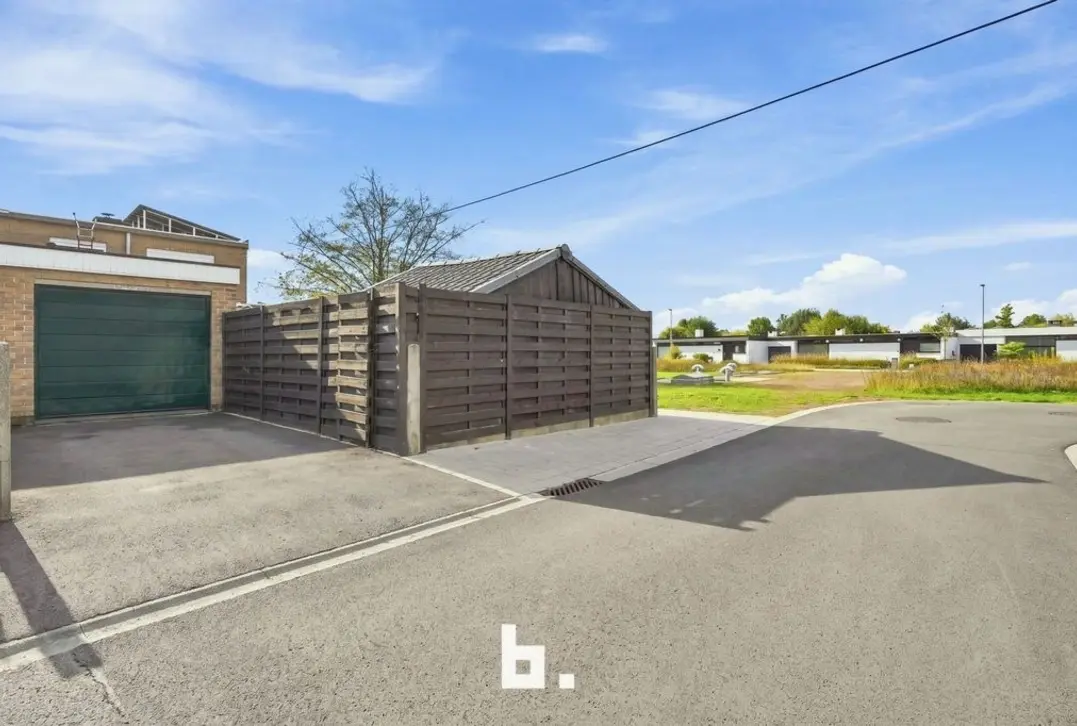 Gezinswoning met zonnige tuin, garage en oprit - Roeselare