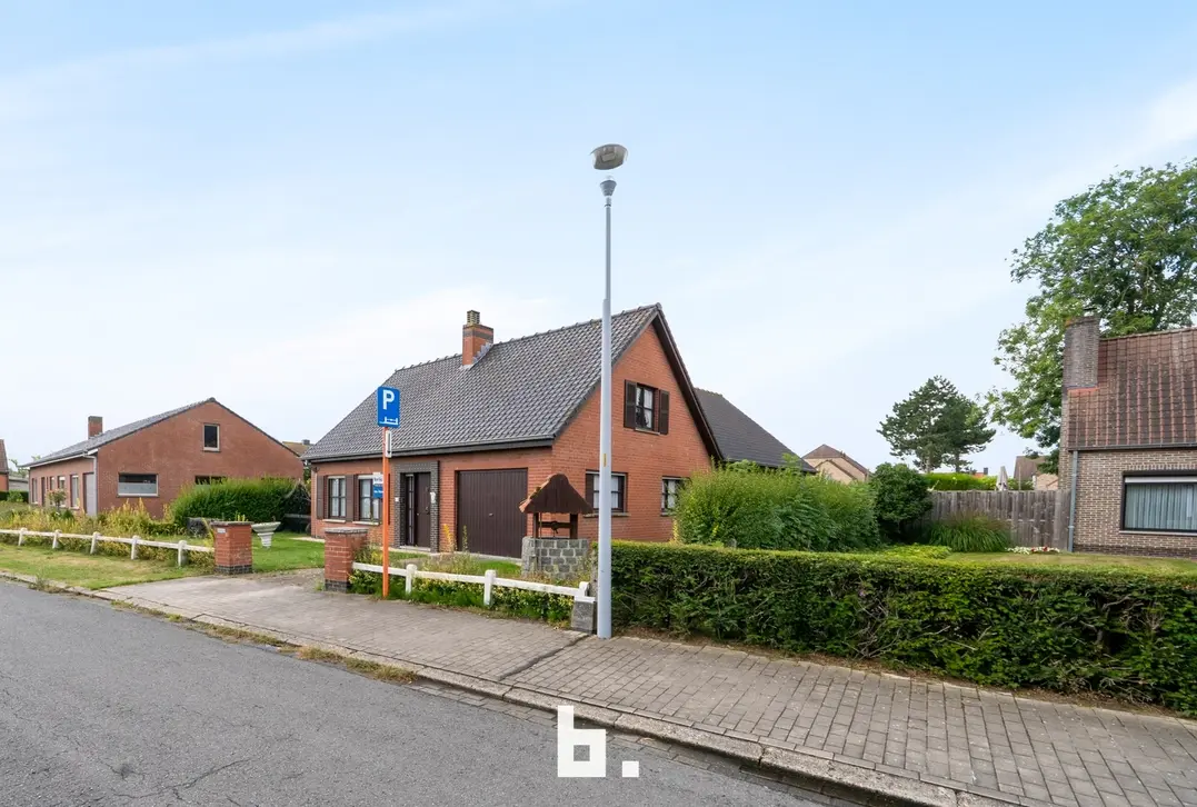 Oedelem licht op te frissen villa met veel volume en uitbreidingsmogelijkheid in het dak  - Oedelem