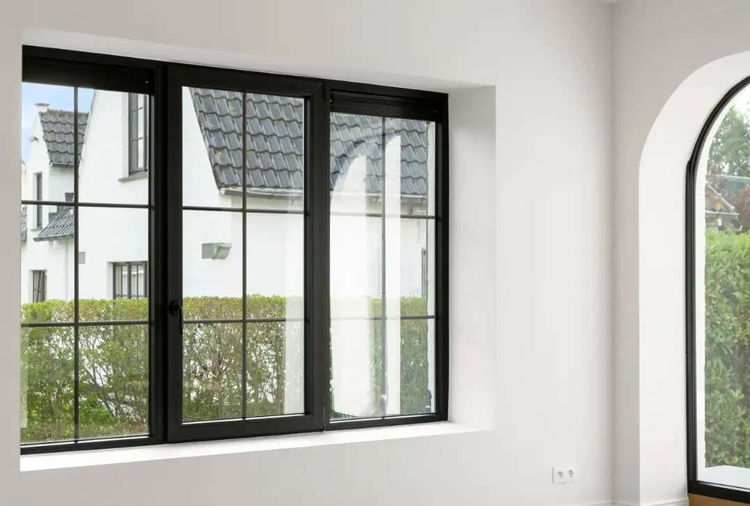 Een karaktervolle villa in uitgesproken cottagestijl, waar authentieke architectuur en hedendaags wooncomfort harmonieus samenkomen. De woning wordt omgeven doo - Oostkerke