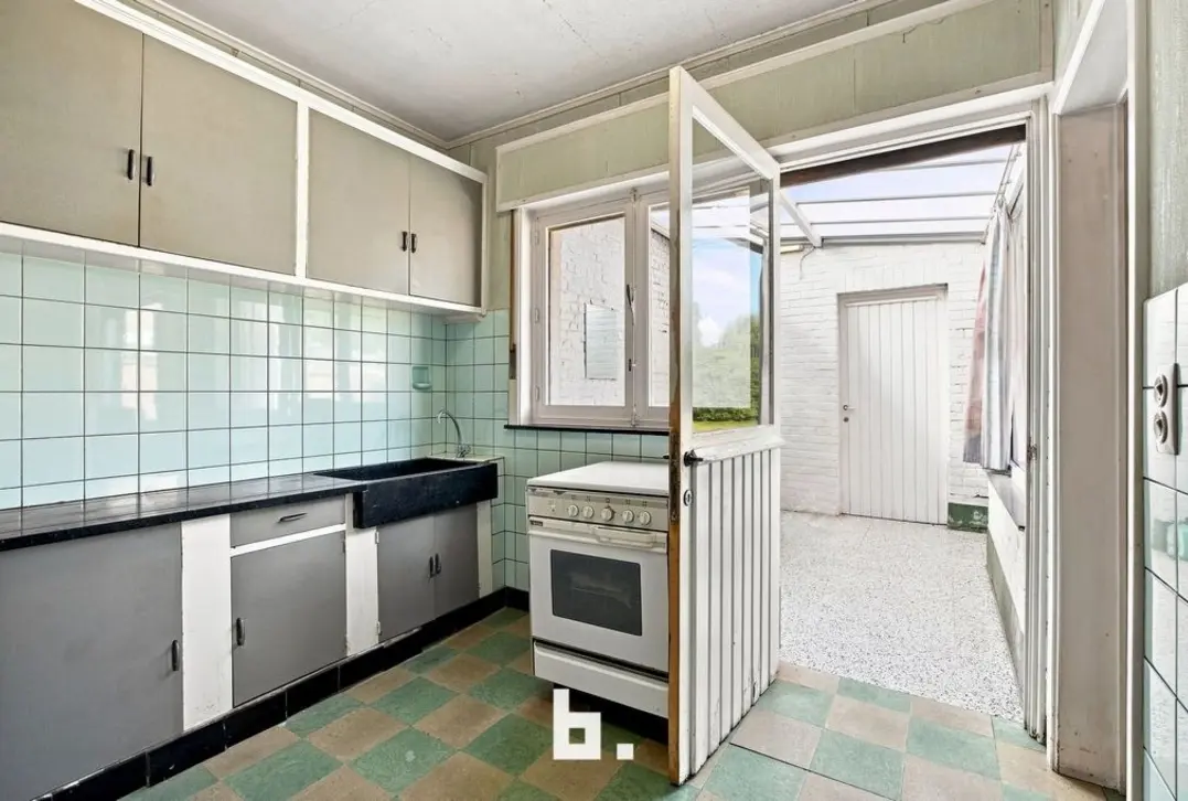 Ruime woning met grote tuin en bouwgrond - Roeselare