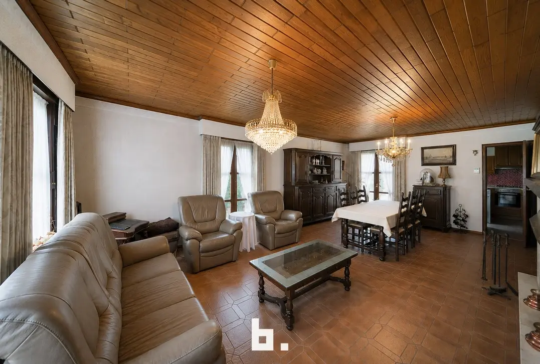 Oedelem licht op te frissen villa met veel volume en uitbreidingsmogelijkheid in het dak  - Oedelem