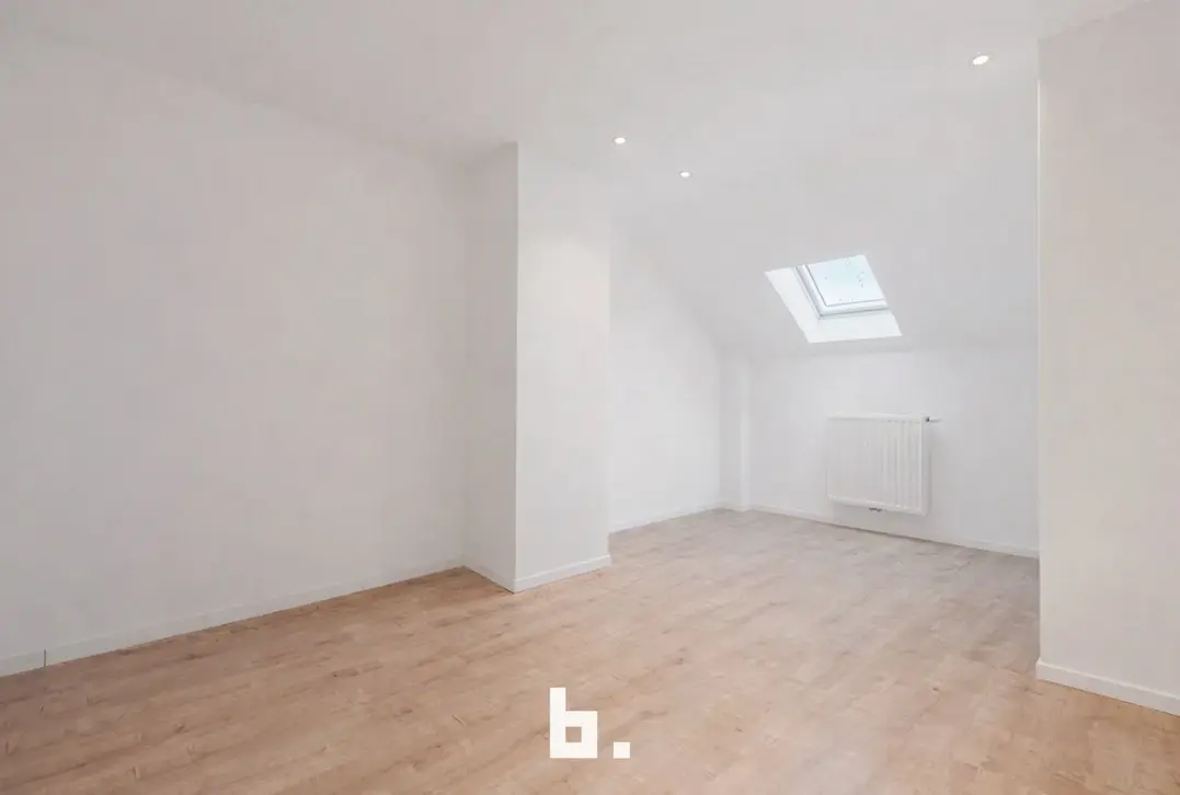 Prachtig gerenoveerd duplexappartement met groot terras en 4 kamers-Wevelgem-€275.000