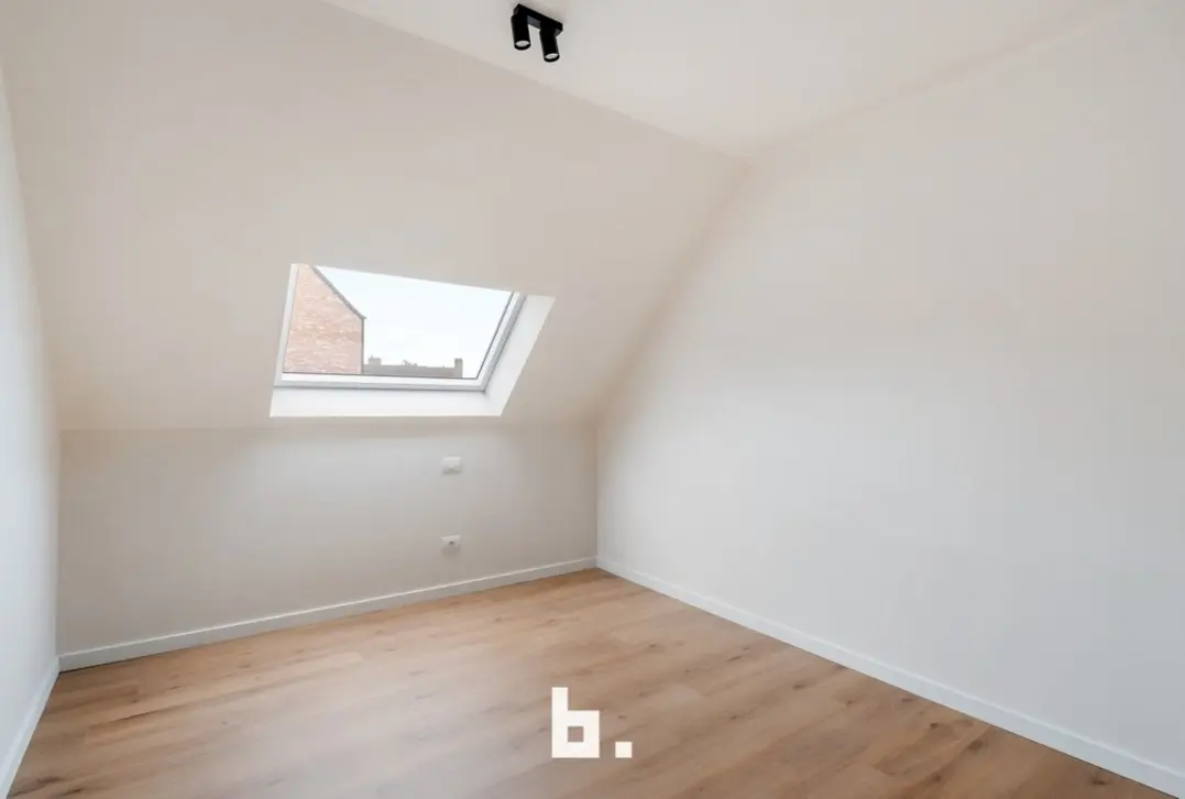 Ruime nieuwbouwwoning met 4 slaapkamers, garage en mooi afgewerkte tuin - Roeselare