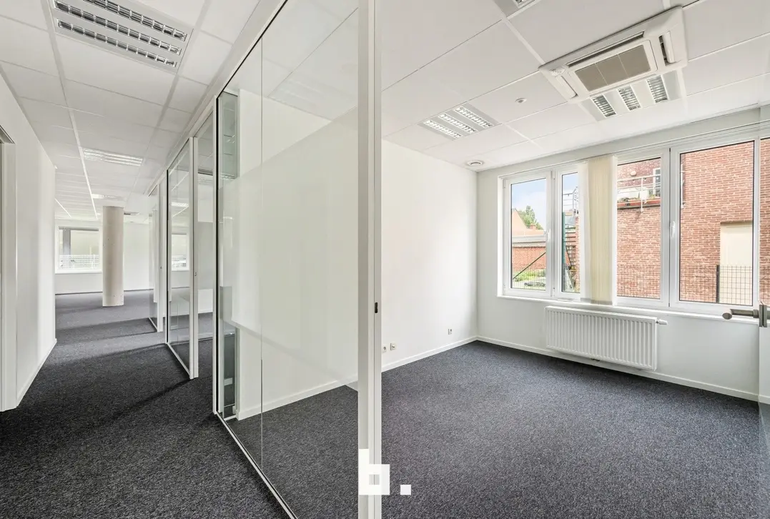 Ruim handelspand/kantoorruimte met 7 parkeerplaatsen op toplocatie in Roeselare - Roeselare