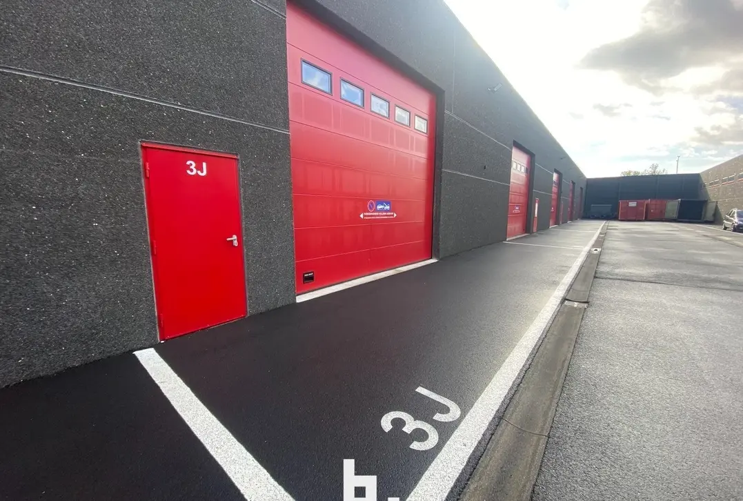 Loods nabij de expresweg en stadsring van Brugge  - Brugge