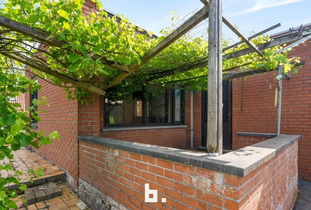 Bungalow op hoekperceel in gegeerde woonwijk te Sint-Joris grote garage - Beernem