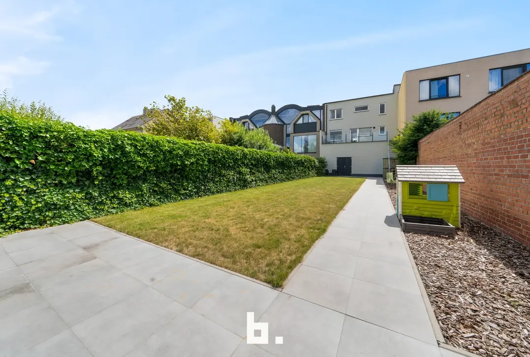Instapklare woning met ruime loods - Sint-Kruis