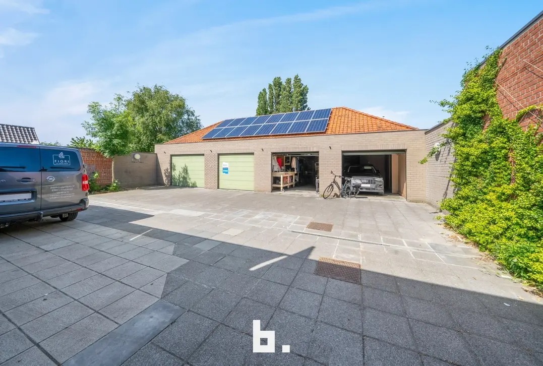 Mooie, ruime garage met elektrische poort en oprit. - Brugge
