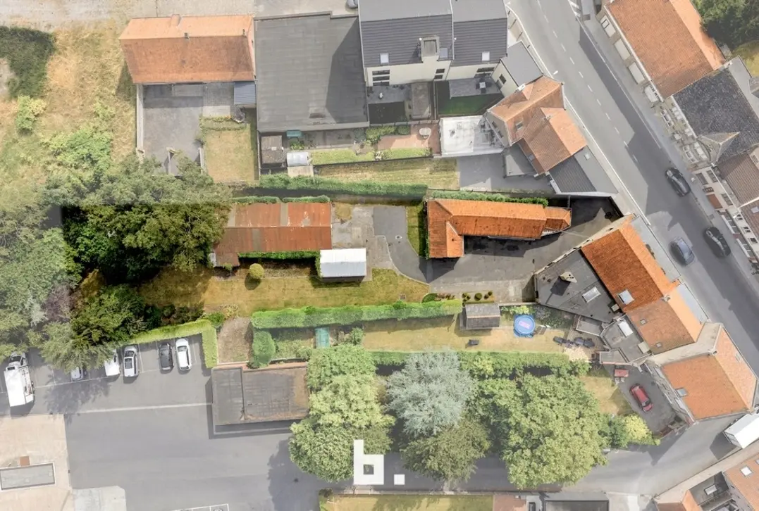 Unieke eigendom met 5 slaapkamers, 3 garages en tal van mogelijkheden op 1.507 m² - Kortemark
