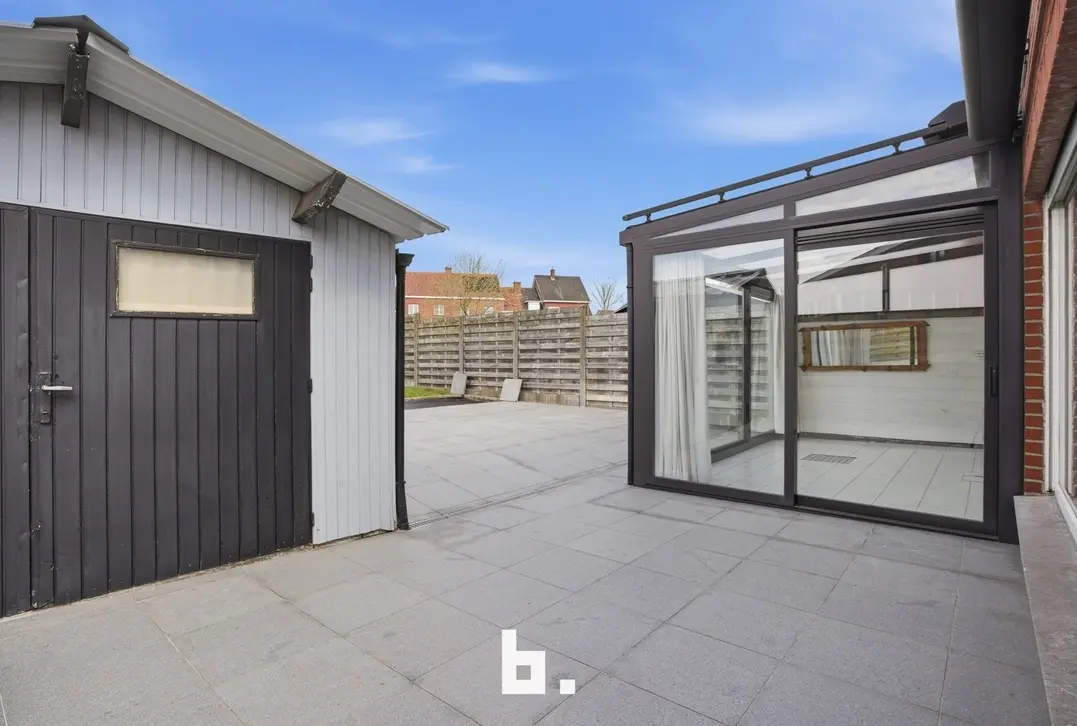 Charmante halfopen bebouwing met 4 slaapkamers, veranda en ruime tuin in Hooglede - Hooglede