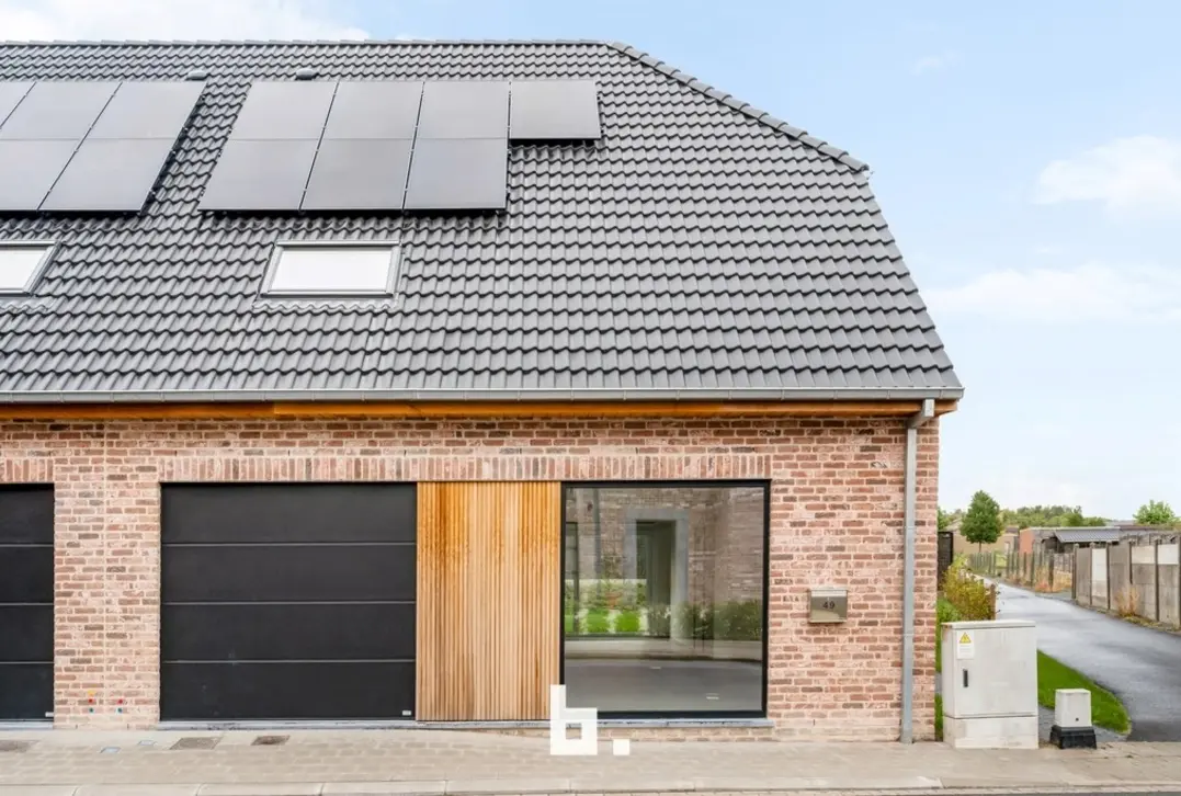 Ruime nieuwbouwwoning met 4 slaapkamers, garage en mooi afgewerkte tuin - Roeselare