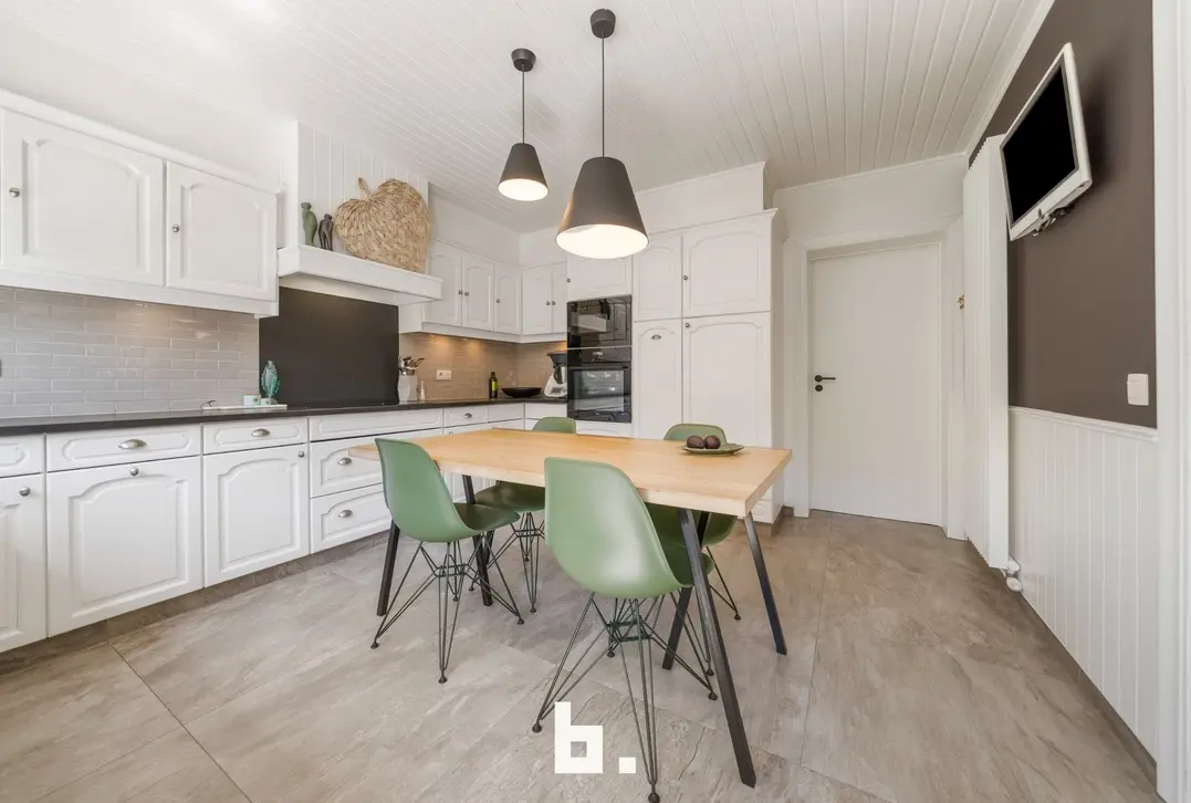 Stijlvolle gerenoveerde woning met 4 slaapkamers en garage op topligging! - Roeselare