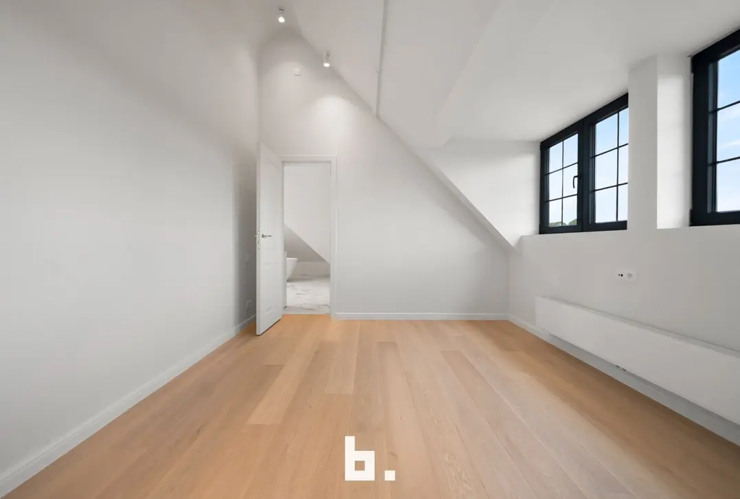 Een karaktervolle villa in uitgesproken cottagestijl, waar authentieke architectuur en hedendaags wooncomfort harmonieus samenkomen. De woning wordt omgeven doo - Oostkerke