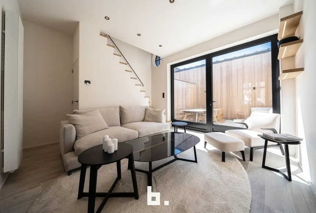 Deze prachtig gerenoveerde woning beschikt over een gevel met hoge charmefactor. Ook in de woning word je omarmd door charme, gezelligheid en een huis