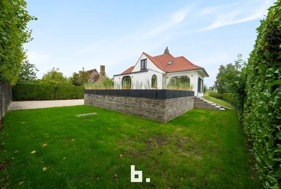 Een karaktervolle villa in uitgesproken cottagestijl, waar authentieke architectuur en hedendaags wooncomfort harmonieus samenkomen. De woning wordt omgeven doo - Oostkerke