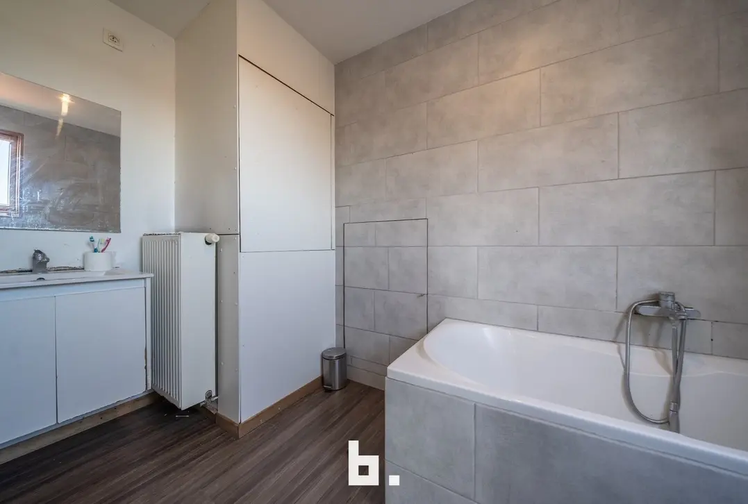 Instapklare hoekwoning met 4 slaapkamers op zeer mooie locatie te centrum Brugge - Brugge