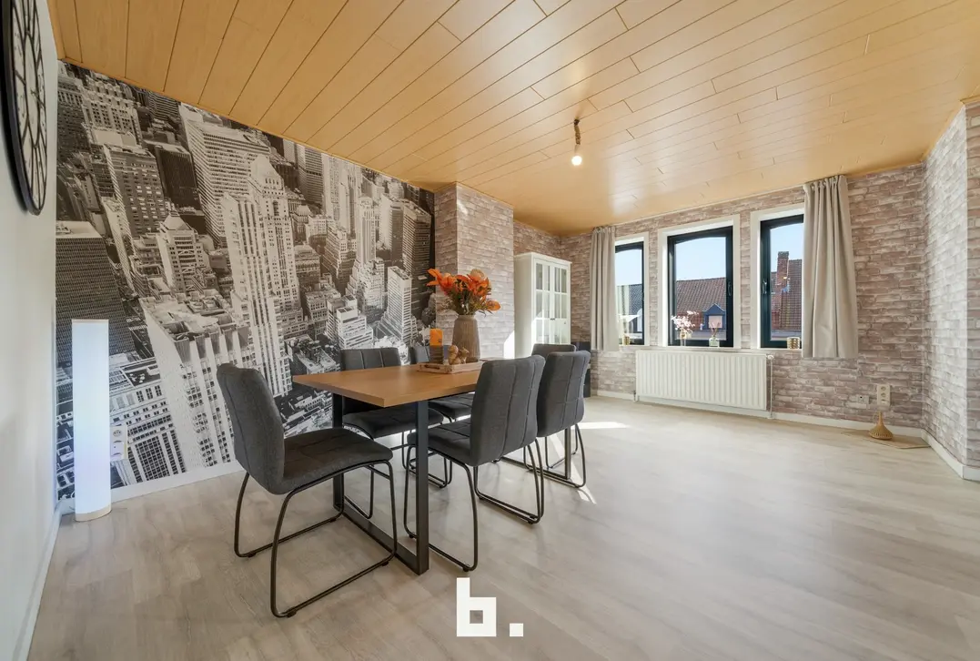 Opbrengsteigendom met 2 appartementen, handelsruimte en 2 garages in Sint-Andries - Sint-Andries