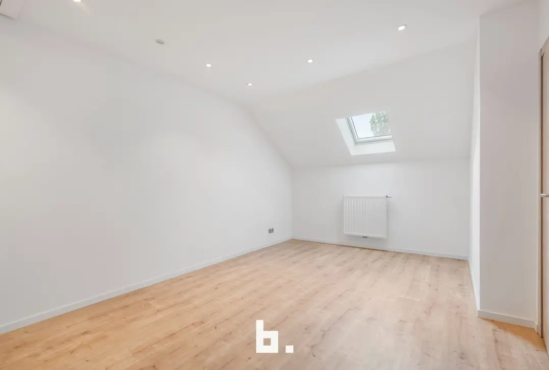 Prachtig gerenoveerd duplexappartement met groot terras en 4 kamers-Wevelgem-€275.000