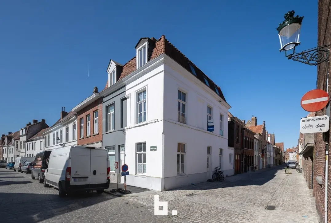 Instapklare hoekwoning met 4 slaapkamers op zeer mooie locatie te centrum Brugge - Brugge