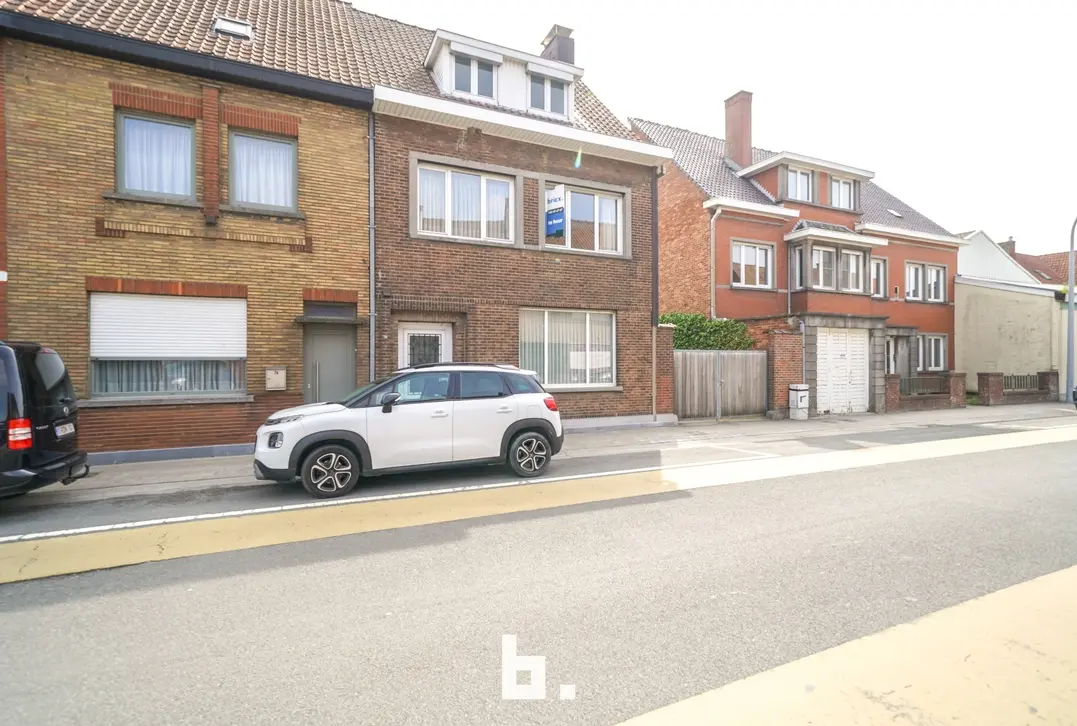 Zeer ruime halfopen woning met meerdere garages en tuin - Tielt