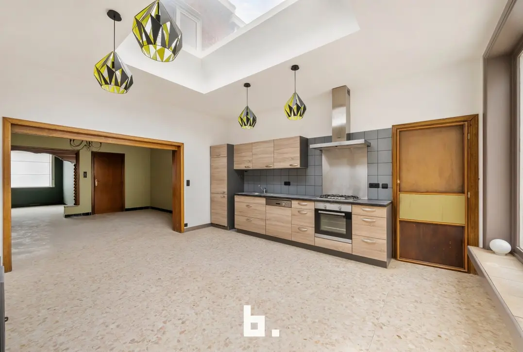 Woning met ruime loods op centrale locatie - Roeselare