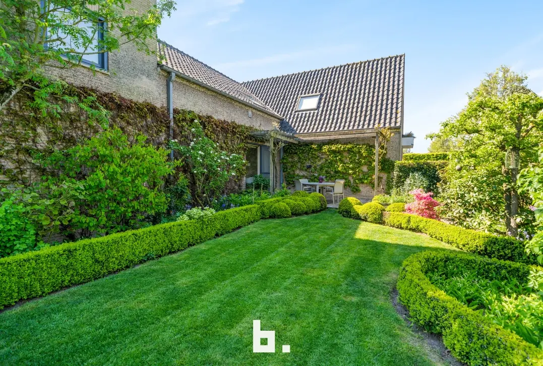 Discrete verkoop van uitzonderlijk grote villa - Varsenare