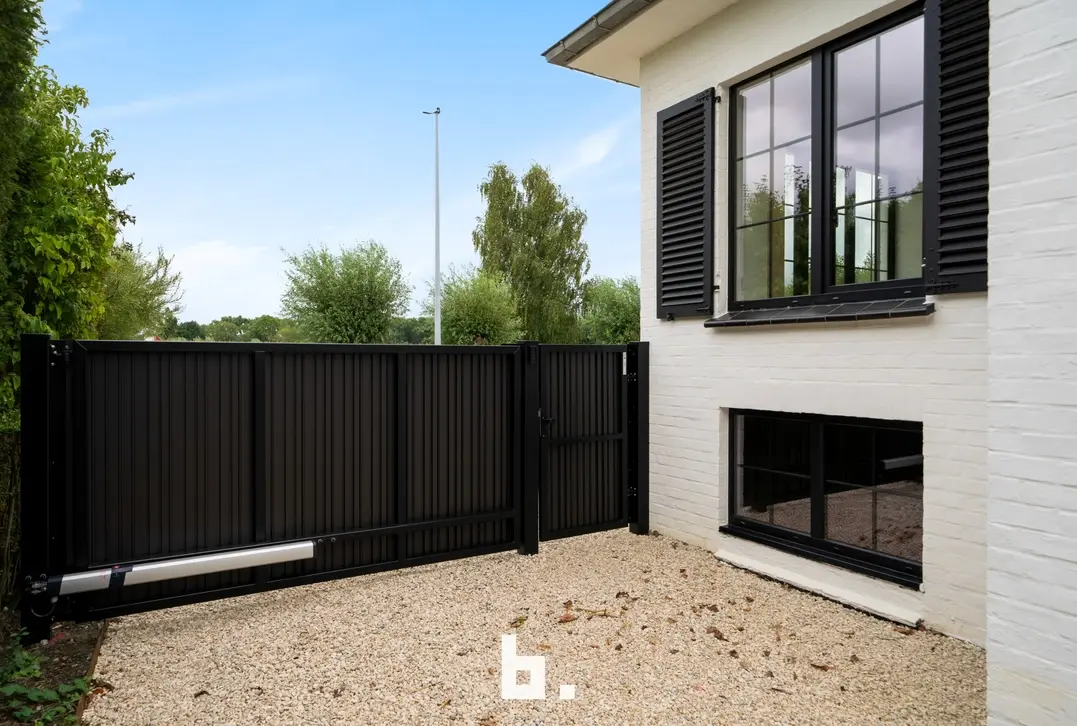 Een karaktervolle villa in uitgesproken cottagestijl, waar authentieke architectuur en hedendaags wooncomfort harmonieus samenkomen. De woning wordt omgeven doo - Oostkerke