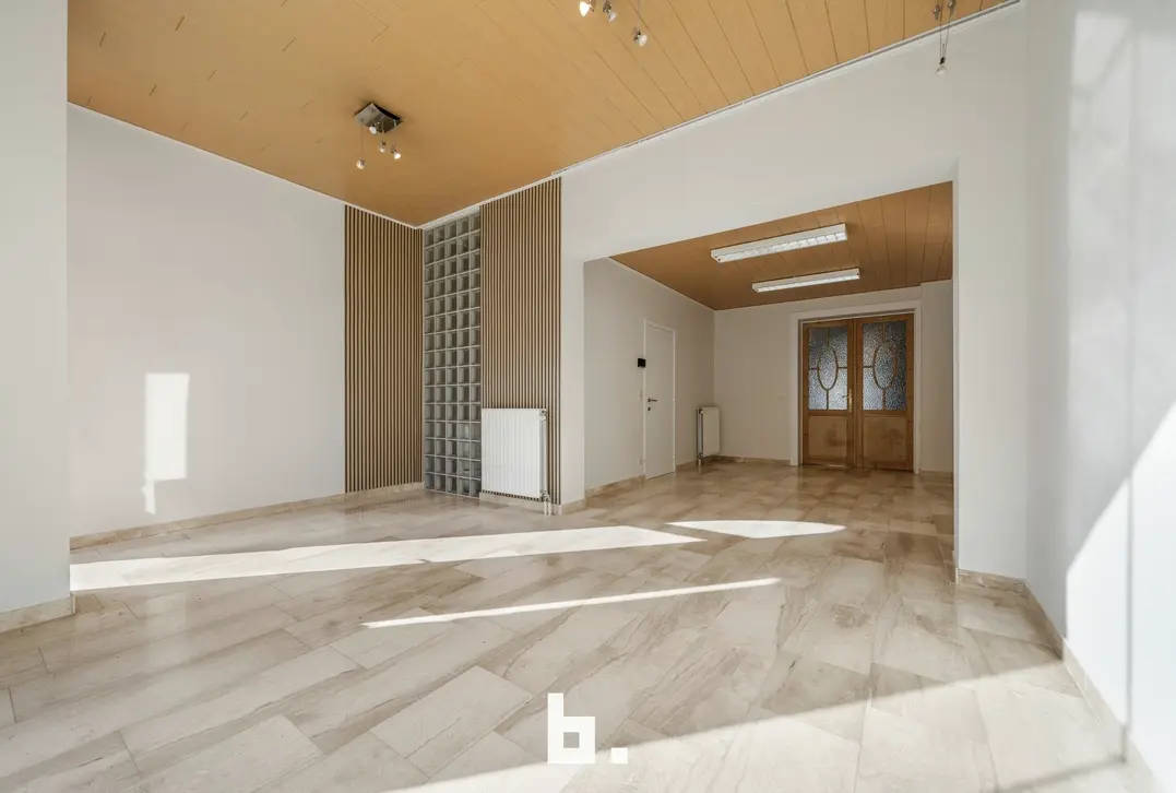 Opbrengsteigendom met 2 appartementen, handelsruimte en 2 garages in Sint-Andries - Sint-Andries
