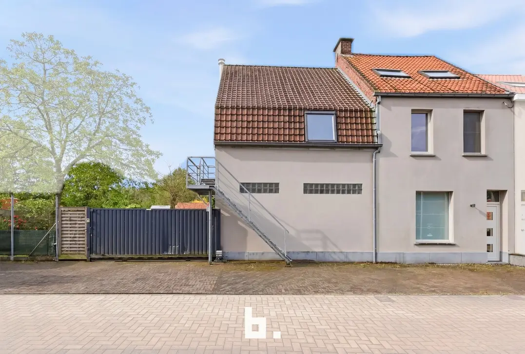 Uitzonderlijk ruime woning met opbrengsteigendom en multifunctionele ruimtes - Kortrijk