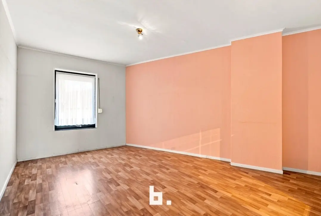 Verrassend ruime woning met 4 slaapkamers en een loods.  - Izegem