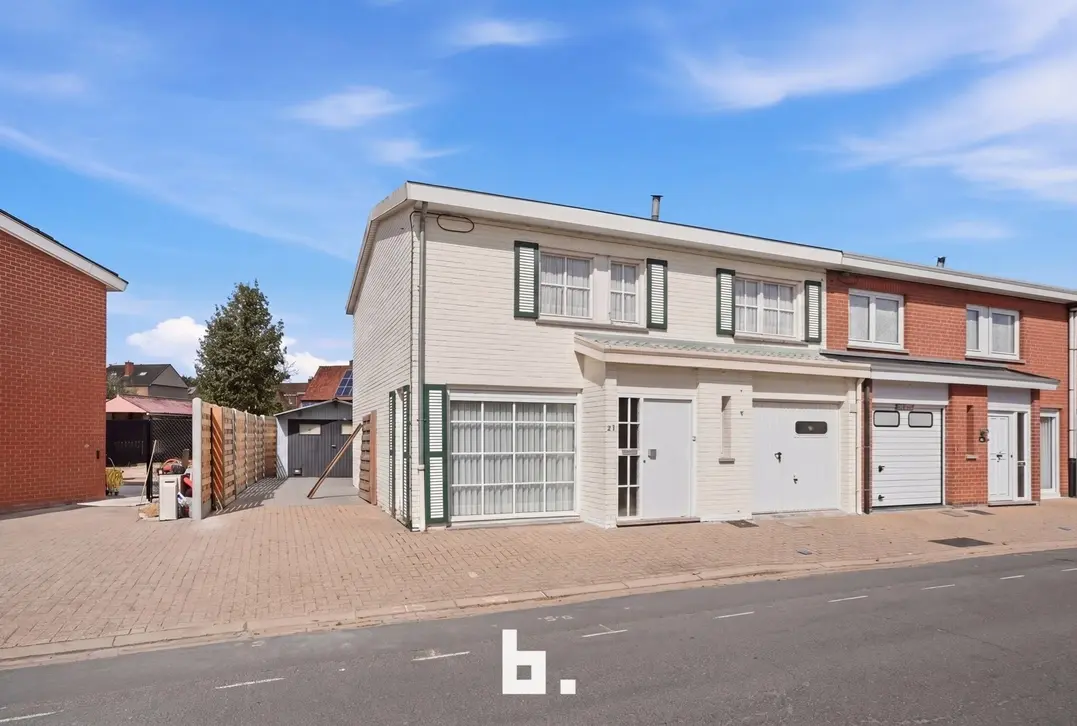 Charmante halfopen bebouwing met 4 slaapkamers, veranda en ruime tuin in Hooglede - Hooglede